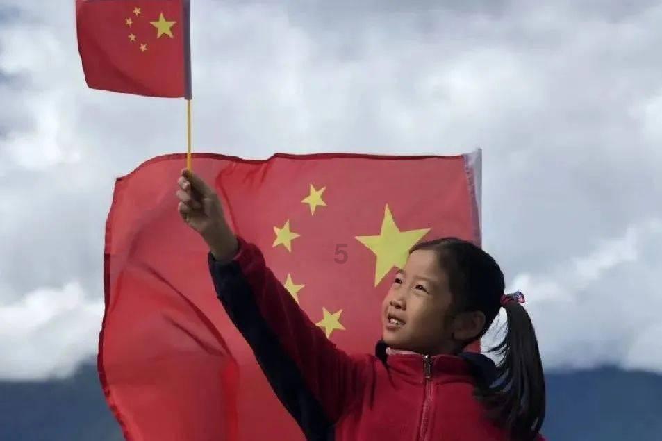 您好我的车子在楼下被人撞了，我想去4s店修理可以吗？去4s点的费用谁出，需要我垫付修车费用吗？
